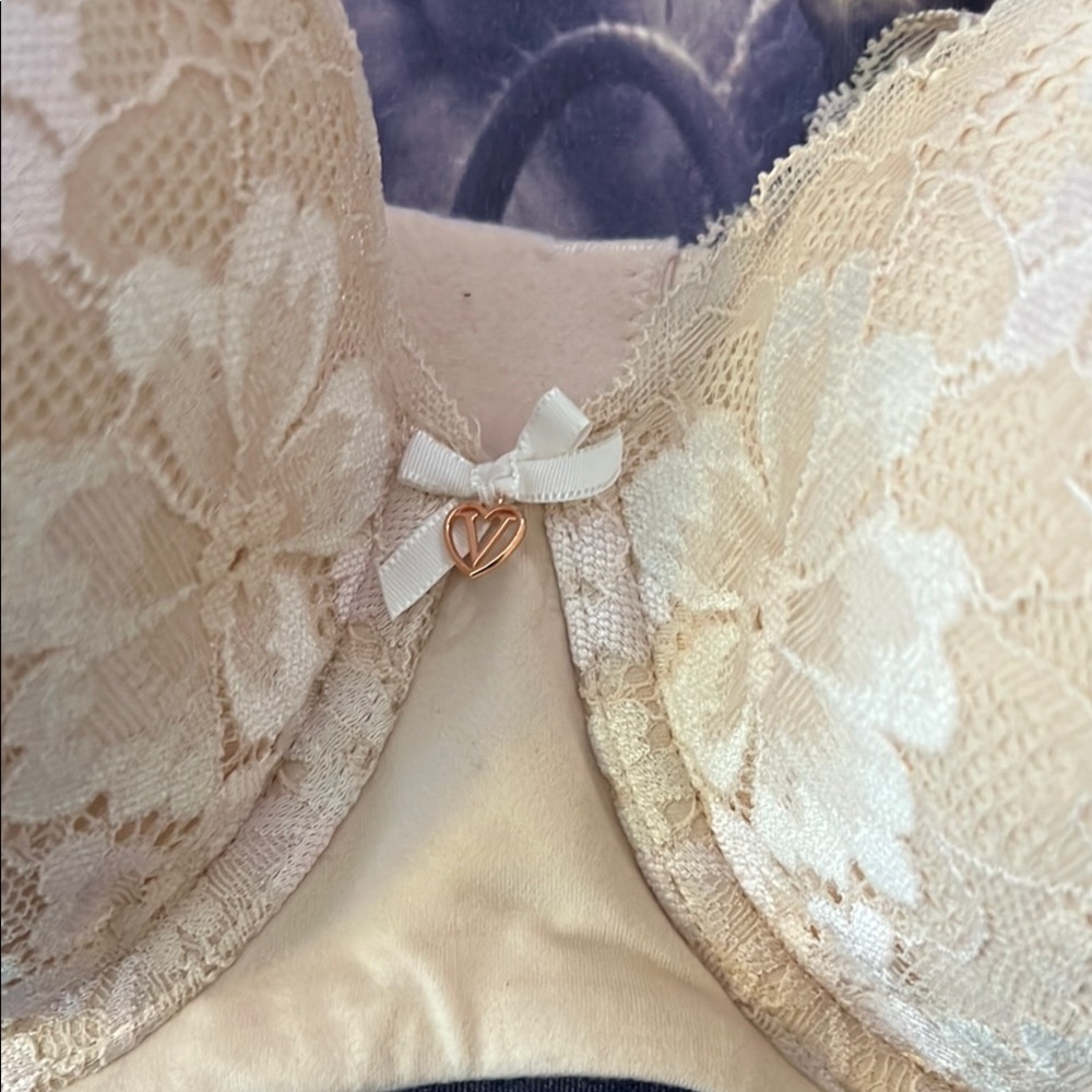 Victoria's Secret Cream Lace Bra - Picture 8 of 8